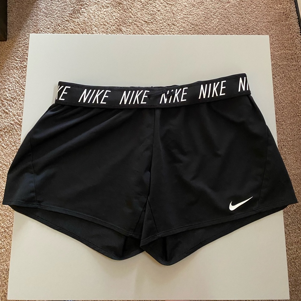 🌸NWOT Nike attack women’s shorts large